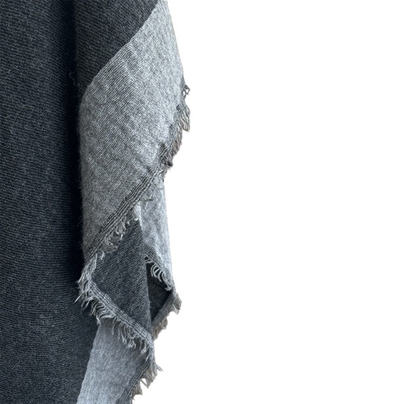 Nardi & Tagliaferri One size Poncho Wool Blend Gray Fringe Trim Shawl Wrap - Picture 3 of 4